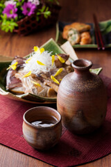 【日本酒と鯛のあら煮】旨みがたっぷり染み渡った鯛のあら煮を肴に愉しむ日本酒です。