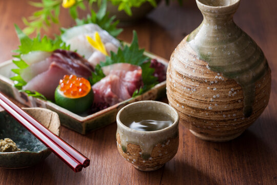 【日本酒とお刺身4点盛り】日本酒と真子鮃、真鯛、伊佐木、イクラのお刺身。