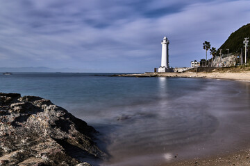 Fototapeta premium 【長時間露光】灯台のある海岸に打ち寄せる波