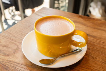 朝のカフェでいただくホットココア