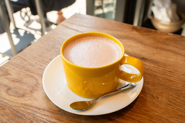 朝のカフェでいただくホットココア