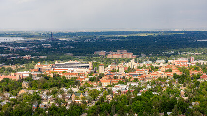 Obraz premium On a bright and beautiful day, the University of Colorado Boulder sits at the heart of town, its red rooftops and green lawns glowing with energy and life