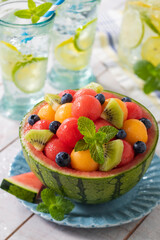 【スイカのカットフルーツ】こだまスイカの器に賑やかに盛付けたカットフルーツ。スイカ。メロン。キウイ。ブルーベリー。しっかり冷やして楽しみます。