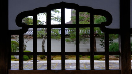 Fototapeta premium 京都、南禅寺、庭園、佛寺、寺院、文化財、木造建築、古代建築、日本文化、歷史名勝、古都京都の文化財、木、綠色、秋、青空、池塘
