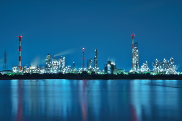 工場の灯、海に映る