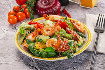 Salad with prawn and quinoa