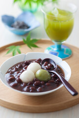【白玉ぜんざい】甘く煮た小豆汁に白玉を入れて楽しむ白玉ぜんざい。