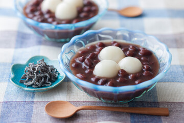 【白玉ぜんざい】甘く煮た小豆汁に白玉を入れて楽しむ白玉ぜんざい。