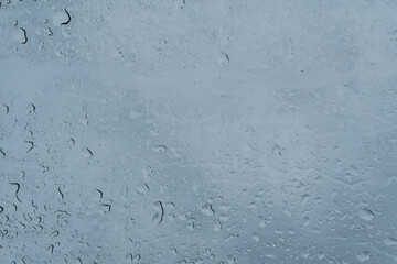 Gouttes de pluie sur une vitre – Plein cadre