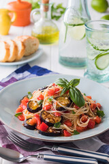 【焼き茄子とトマトの冷製パスタ】夏野菜の茄子とトマトをたっぷり使った冷製パスタ。バジルを散らして爽やかに風味良く暑い夏に楽しめる嬉しい一品。