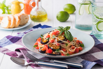 【焼き茄子とトマトの冷製パスタ】夏野菜の茄子とトマトをたっぷり使った冷製パスタ。バジルを散らして爽やかに風味良く暑い夏に楽しめる嬉しい一品。