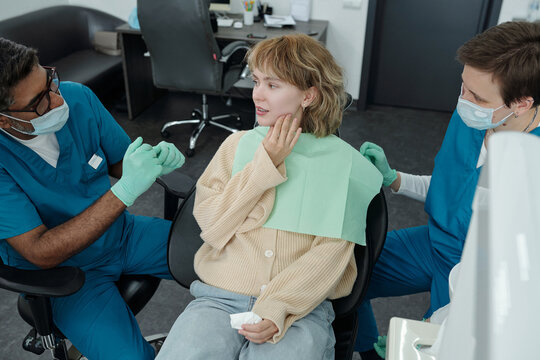 Discussing Recovery Issues with Dentist after Surgery