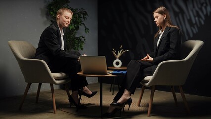 Obraz premium Professional Business Meeting Between Two Executive Professionals Discussing Strategies