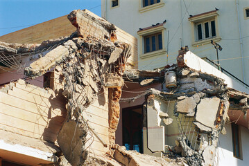 indian earthquake damage building collapsed india 