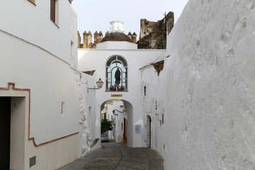 Historic Whitewashed Street with Archway in Arcos de la Frontera, Spain © Nandi Estévez