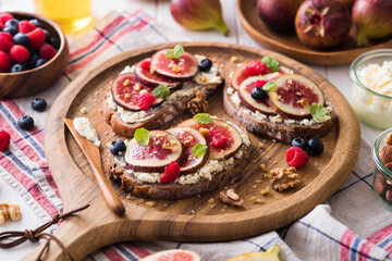 【いちじくとリコッタチーズのタルティーヌ】リコッタチーズをたっぷり塗ったカンパーニュに無花果をのせて楽しむタルティーヌです。