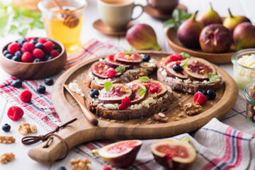 【いちじくとリコッタチーズのタルティーヌ】リコッタチーズをたっぷり塗ったカンパーニュに無花果をのせて楽しむタルティーヌです。