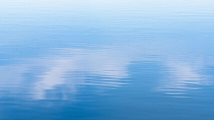 Naklejka premium 5月の空の青さを映す水面09