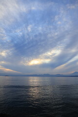 片瀬漁港西プロムナードから日没後に青みかかる富士山のある風景