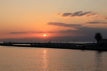 江ノ島近くの片瀬橋から見る夕日が海に沈む夕景