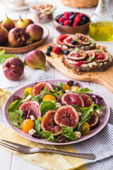 Fototapeta premium 【いちじくのサラダ】秋の味覚いちじくをフェタチーズと楽しむサラダです。