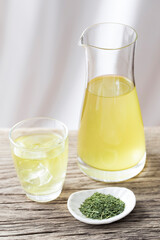 グラスで飲む緑茶