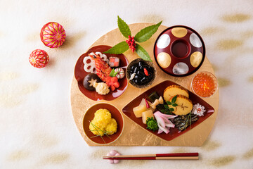 【おせち料理】新年をお祝いするお正月。食材ひとつひとつに健康や繁栄の願いが込められたおせち料理。車海老・くわい・椎茸・蓮根・京人参・鞠麩が入った海老と野菜のうま煮。数の子。昆布巻き。伊達巻。紅白蒲鉾。菊花かぶ。牛肉の紅白巻き。田作り。黒豆。いくら。栗きんとん。