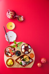 【おせち料理】新年をお祝いするお正月。食材ひとつひとつに健康や繁栄の願いが込められたおせち料理。車海老・くわい・椎茸・蓮根・京人参・鞠麩が入った海老と野菜のうま煮。数の子。昆布巻き。伊達巻。紅白蒲鉾。菊花かぶ。牛肉の紅白巻き。田作り。黒豆。いくら。栗きんとん。