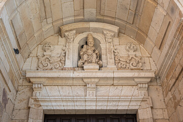 Detalle de la portada occidental de la iglesia románica siglo XI de san Pedro y san Ildefonso en Zamora, España