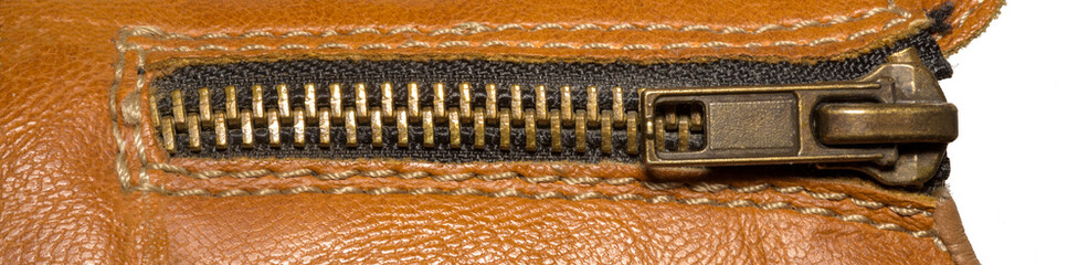 zip sur morceau de cuir marron, PNG fond transparent