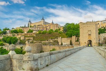 Obraz premium Alcantara Bridge, an arch bridge in Toledo, Spain
