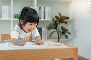 Naklejka premium Happy Asia children learning and enjoy paint. family is happy and excited in the house. Mother and daughter having fun spending time together. Holiday, Activity, Executive Function, IQ, EQ
