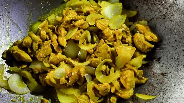 Frying chopped chicken with oinon