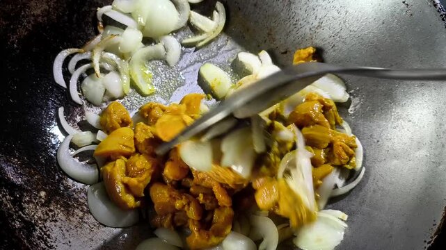 Frying chopped chicken with oinon