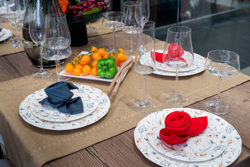 Elegant Table Setting with Decorative Napkin Fold