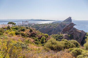 Panorama sur le Bec de l’Aigle et les chantiers navals de La Ciotat, entre mer et roche, dans les Bouches-du-Rhône, France