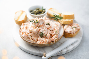 Salmon rillettes with capers