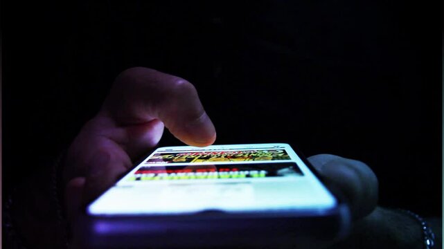 mano, telefono, telefonino, smartphone, scrolling, scorrere, applicazione,