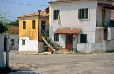 Eingescanntes historisches Farbfoto einer menschenleeren, engen Gasse im Ortskern eines alten...