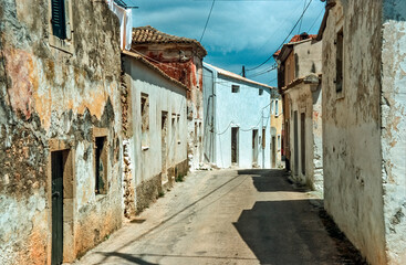 Eingescanntes historisches Farbfoto einer menschenleeren, engen Gasse im Ortskern eines alten...