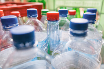 Leere Pfandflaschen in Nahaufnahme.  Symbolisiert Recycling, Umweltschutz, Mehrwegsystem, Pfandsystem und nachhaltigen Konsum in Deutschland.