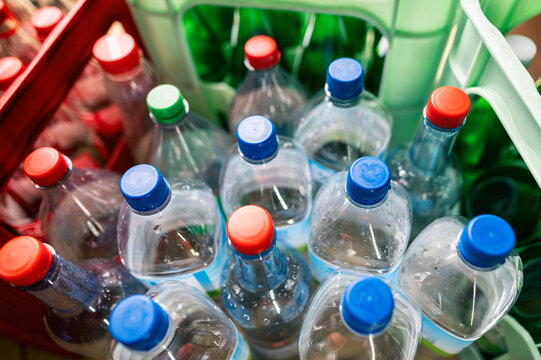 Leere Pfandflaschen und Getr&auml;nkekisten. Symbolisiert Recycling, Umweltschutz, Mehrwegsystem, Pfandsystem und nachhaltigen Konsum in Deutschland.