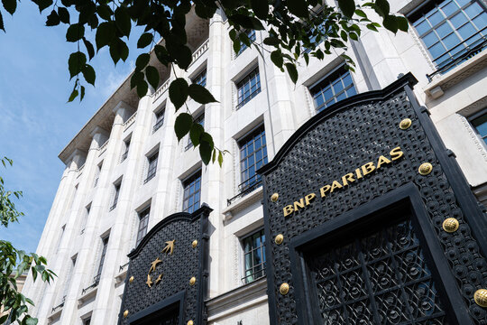 Paris, France - 29 mai 2025: Fa&ccedil;ade de l'immeuble abritant le si&egrave;ge social de BNP Paribas. BNP Paribas (BNPP) est une banque commerciale fran&ccedil;aise pr&eacute;sente dans 65 pays