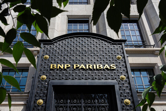 Paris, France - 29 mai 2025: Enseigne &agrave; l'entr&eacute;e de l'immeuble abritant le si&egrave;ge social de BNP Paribas. BNP Paribas (BNPP) est une banque commerciale fran&ccedil;aise pr&eacute;sente dans 65 pays