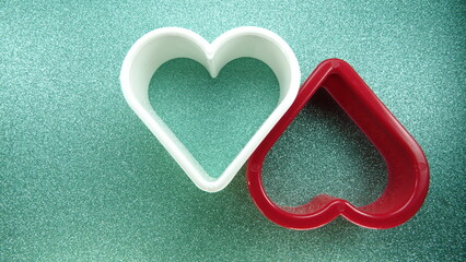 Kształt serca na zielonym brokatowym tle © tomo81