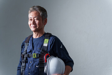 フルハーネスを装着した男性作業員