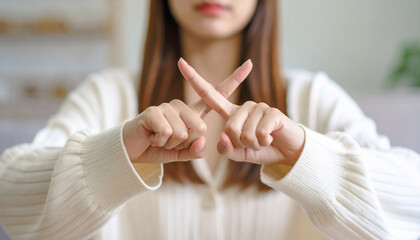 バツ印をしている女性のイメージ