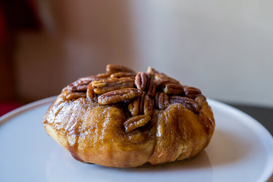 Sticky bun with pecans 