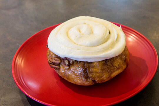Sticky bun with pecans 