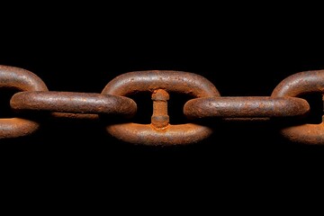 Fototapeta premium Close up of a heavy rusty chain on a black background, rusty, chain, metal, link, iron, steel, texture, macro, closeup, strength, security, aged, antique, grunge, background, black, isolated, old, wea